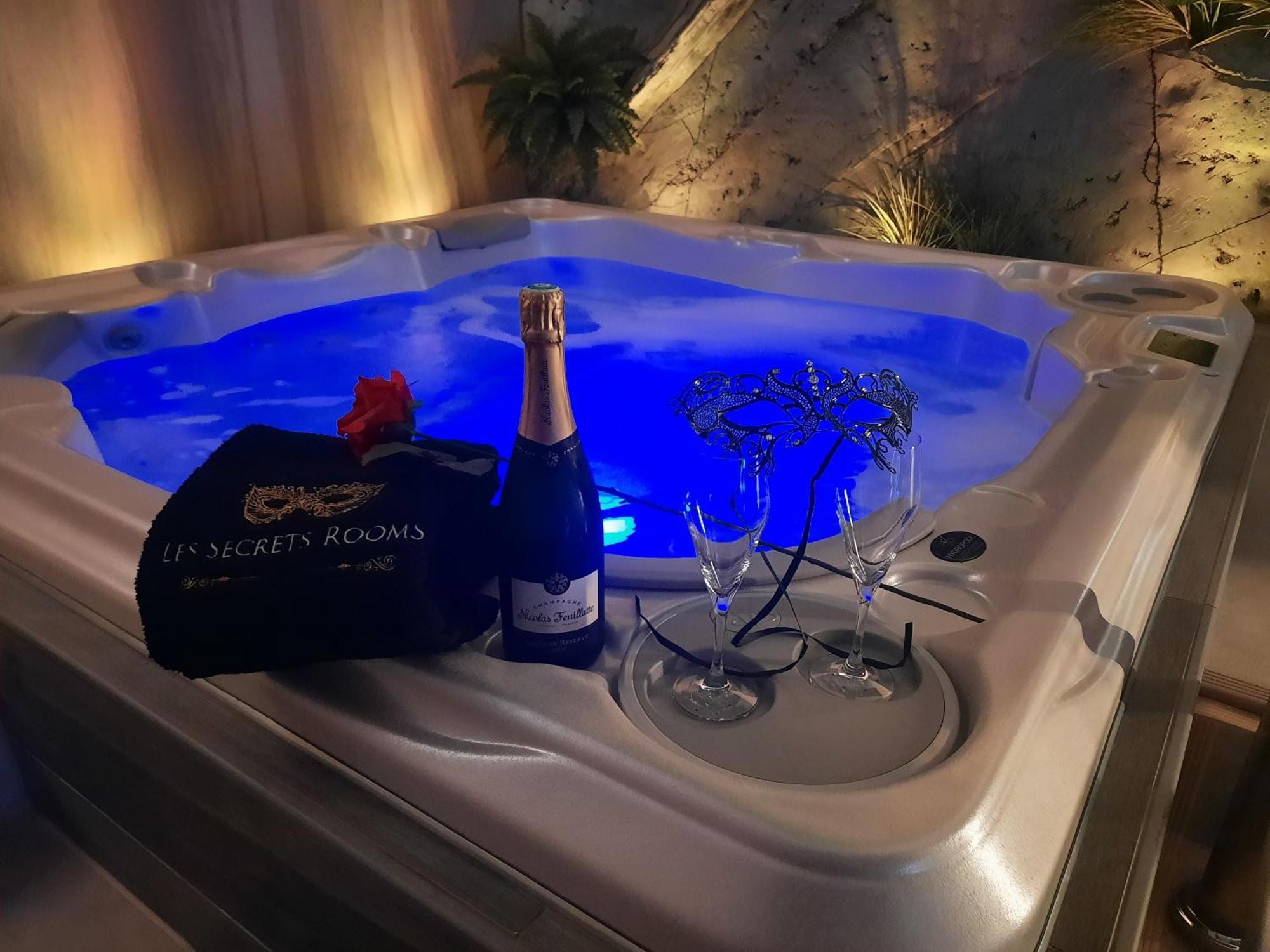 Les Secrets Rooms - Bonneval - Love Room - Spa Et Hammam Privatif ภายนอก รูปภาพ